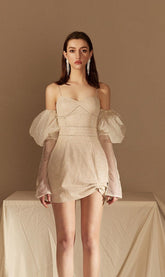 TRÄGERLOSES KLEID MIT PULVERÄRMELN IN BEIGE
